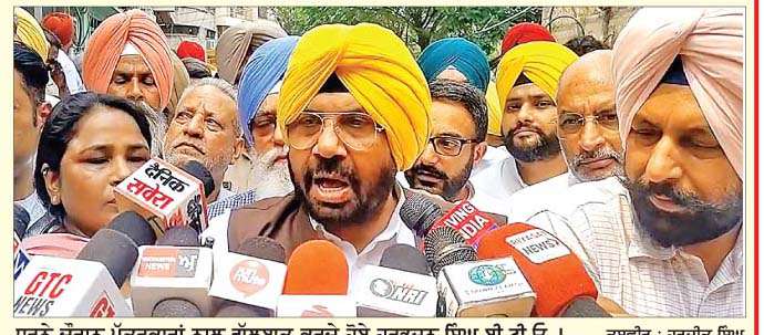 ਮੰਤਰੀ ਸੰਜੀਵ ਅਰੋੜਾ 'ਤੇ ਈ.ਡੀ. ਦੀ ਕਾਰਵਾਈ ਵਿਰੁੱਧ ਤਰੁਣ ਚੁੱਘ ਦੀ ਰਿਹਾਇਸ਼ ਦੇ ਬਾਹਰ 'ਆਪ' ਆਗੂਆਂ ਦਾ ਧਰਨਾ ਪ੍ਰਦਰਸ਼ਨ
