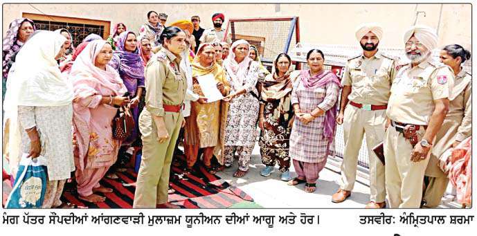  ਆਂਗਣਵਾੜੀ ਮੁਲਾਜ਼ਮ ਯੂਨੀਅਨ ਵਲੋਂ ਕੈਬਨਿਟ ਮੰਤਰੀ ਖੁੱਡੀਆਂ ਦੇ ਘਰ ਮੂਹਰੇ ਰੋਸ ਪ੍ਰਦਰਸ਼ਨ
<br/> 