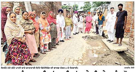 ਵਾਰਡ ਨੰਬਰ 8 ਦੀਆਂ ਨਾਲੀਆਂ ਅਤੇ ਸੀਵਰੇਜ ਬੰਦ ਹੋਣ ਕਾਰਨ ਲੋਕਾਂ ਦੇ ਘਰਾਂ ਅੱਗੇ ਇਕੱਠਾ ਹੋਇਆ ਗੰਦਾ ਪਾਣੀ