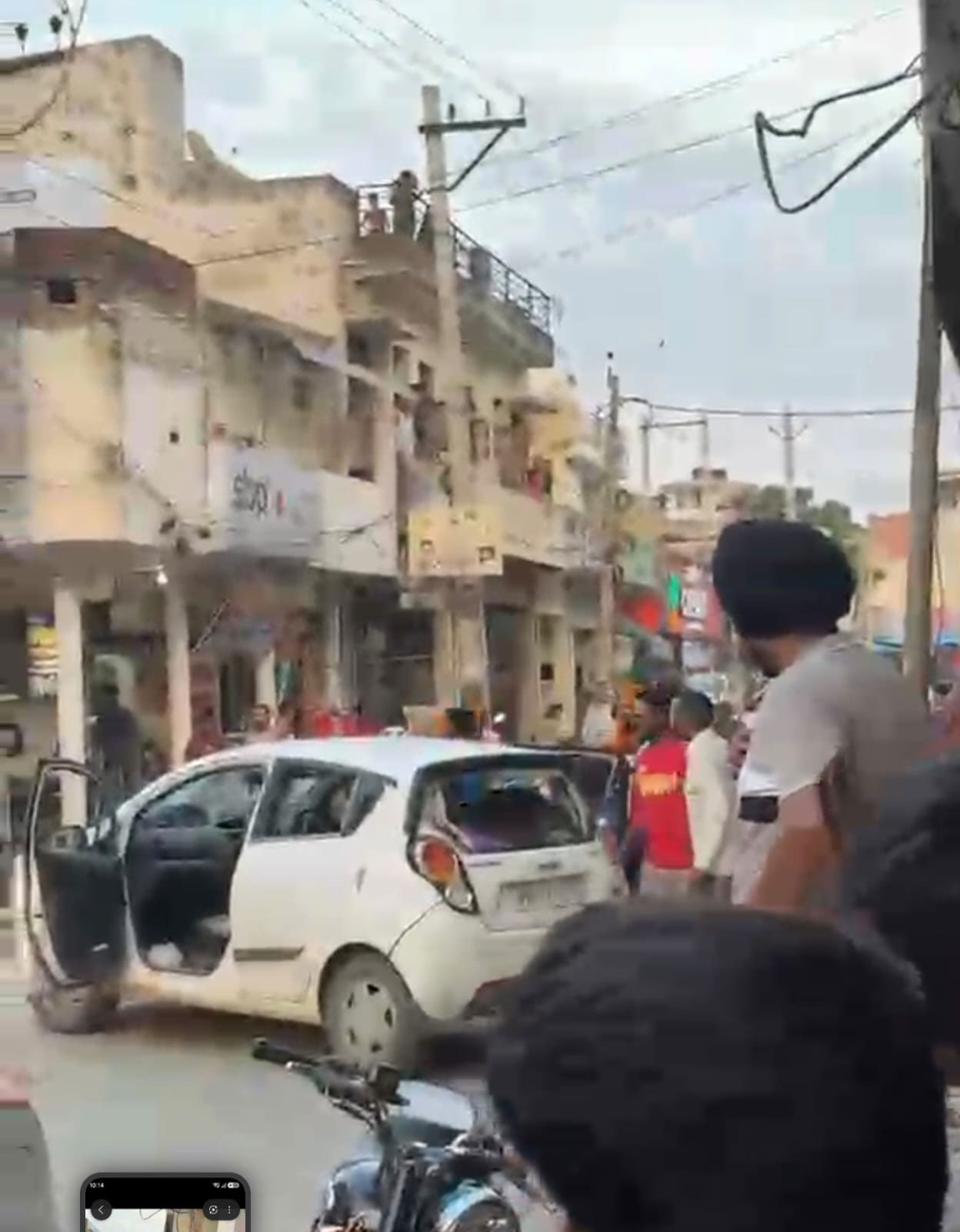  ਡੇਰਾਬੱਸੀ ਗੁਲਾਬਗੜ੍ਹ ਰੋਡ 'ਤੇ ਫਿਲਮੀ ਸਟਾਈਲ 'ਚ ਕੀਤਾ ਕਾਰ ਦਾ ਪਿੱਛਾ-ਵਰਾਏ ਇੱਟਾਂ-ਰੋੜੇ