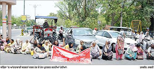 ਆਂਗਣਵਾੜੀ ਵਰਕਰਾਂ ਅਤੇ ਹੈਲਪਰਾਂ ਵਲੋਂ ਪੰਜਾਬ ਤੇ ਕੇਂਦਰ ਸਰਕਾਰ ਖ਼ਿਲਾਫ਼ ਰੋਸ ਪ੍ਰਦਰਸ਼ਨ