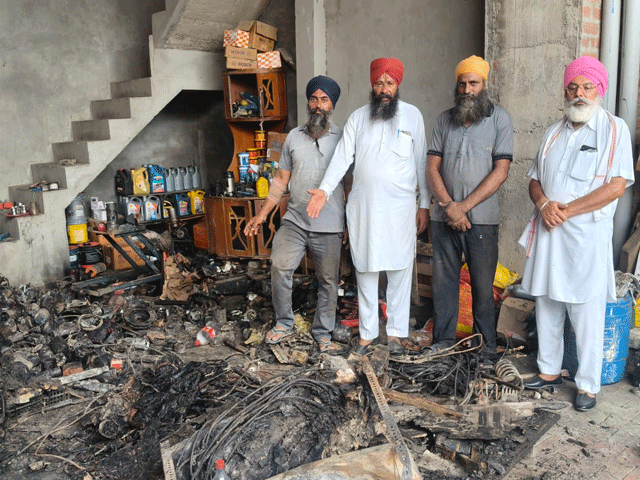 ਚੋਗਾਵਾਂ 'ਚ ਮੋਟਰ ਗੈਰਜ਼ ਨੂੰ ਅੱਗ ਲੱਗਣ ਨਾਲ ਲੱਖਾਂ ਦਾ ਨੁਕਸਾਨ