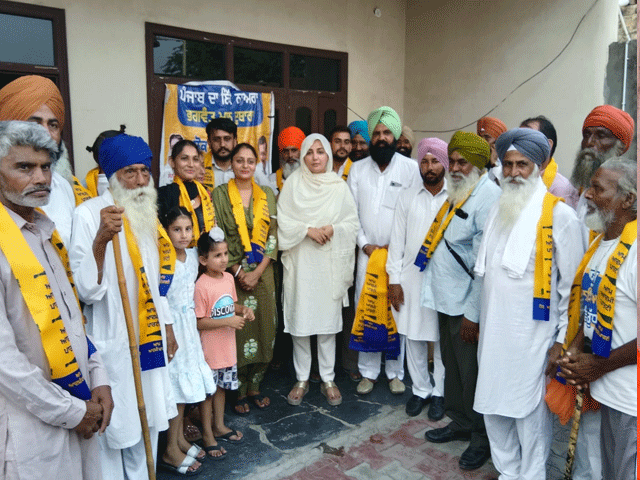 ਸਰਹੱਦੀ ਪਿੰਡ ਪੰਡੋਰੀ ਦੇ 20 ਪਰਿਵਾਰ ਕਾਂਗਰਸ ਨੂੰ ਛੱਡ ਕੇ ਆਪ 'ਚ ਹੋਏ ਸ਼ਾਮਿਲ