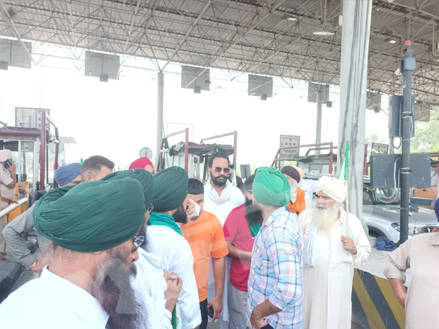ਕਿਸਾਨਾਂ ਵਲੋਂ ਆਪਣੀਆਂ ਮੰਗਾਂ ਨੂੰ ਲੈ ਕੇ ਲਾਡੋਵਾਲ ਟੋਲ ਪਲਾਜ਼ਾ ’ਤੇ ਪ੍ਰਦਰਸ਼ਨ