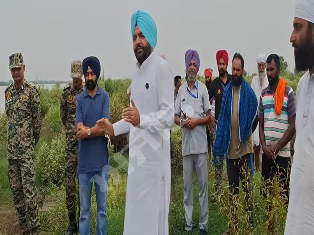 ਰਾਵੀ ਦੇ ਕਟਾਅ ਨਾਲ ਸਰਹੱਦੀ ਪਿੰਡ ਕੱਕੜ 'ਤੇ ਮੰਡਰਾਇਆ ਖ਼ਤਰਾ, ਗੁਰਜੀਤ ਸਿੰਘ ਔਜਲਾ ਨੇ ਕੀਤਾ ਦੌਰਾ 