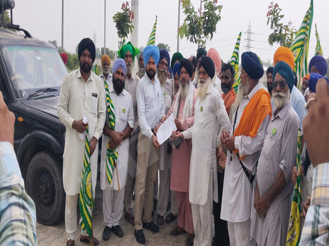 ਭਾਰਤੀ ਕਿਸਾਨ ਯੂਨੀਅਨ ਏਕਤਾ (ਆਜ਼ਾਦ) ਵਲੋਂ ਸੈਂਕੜੇ ਮੋਟਰਸਾਈਕਲਾਂ ਨਾਲ ਝੰਡਾ ਮਾਰਚ, ਐਸ.ਡੀ.ਐਮ. ਨੂੰ ਦਿੱਤਾ ਮੰਗ ਪੱਤਰ  
