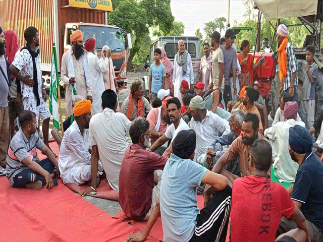 ਟਰਾਂਸਫਾਰਮਰ ਨਾ ਬਦਲਣ ਦੇ ਰੋਸ ਵਜੋਂ ਪਿੰਡ ਵਾਸੀਆਂ ਨੇ ਸੜਕ ਤੇ ਲਾਇਆ ਧਰਨਾ