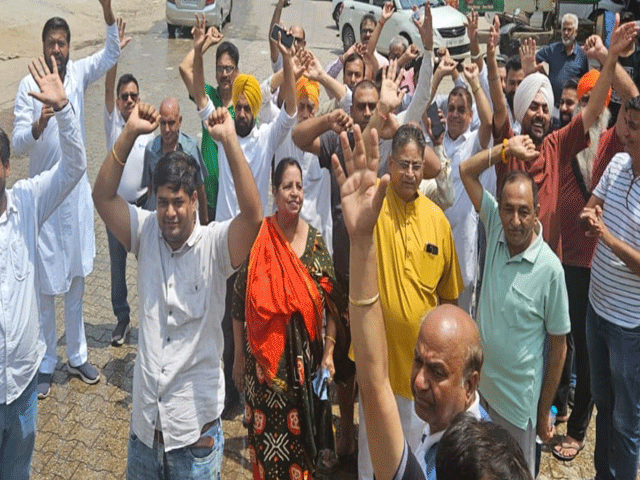 ਸੀਵਰੇਜ ਓਵਰਫਲੋ ਹੋਣ ਦੀ ਸਮੱਸਿਆ ਨੂੰ ਲੈ ਕੇ ਕਾਂਗਰਸੀ ਕੌਂਸਲਰਾਂ ਵਲੋਂ ਰੋਸ ਪ੍ਰਦਰਸ਼ਨ