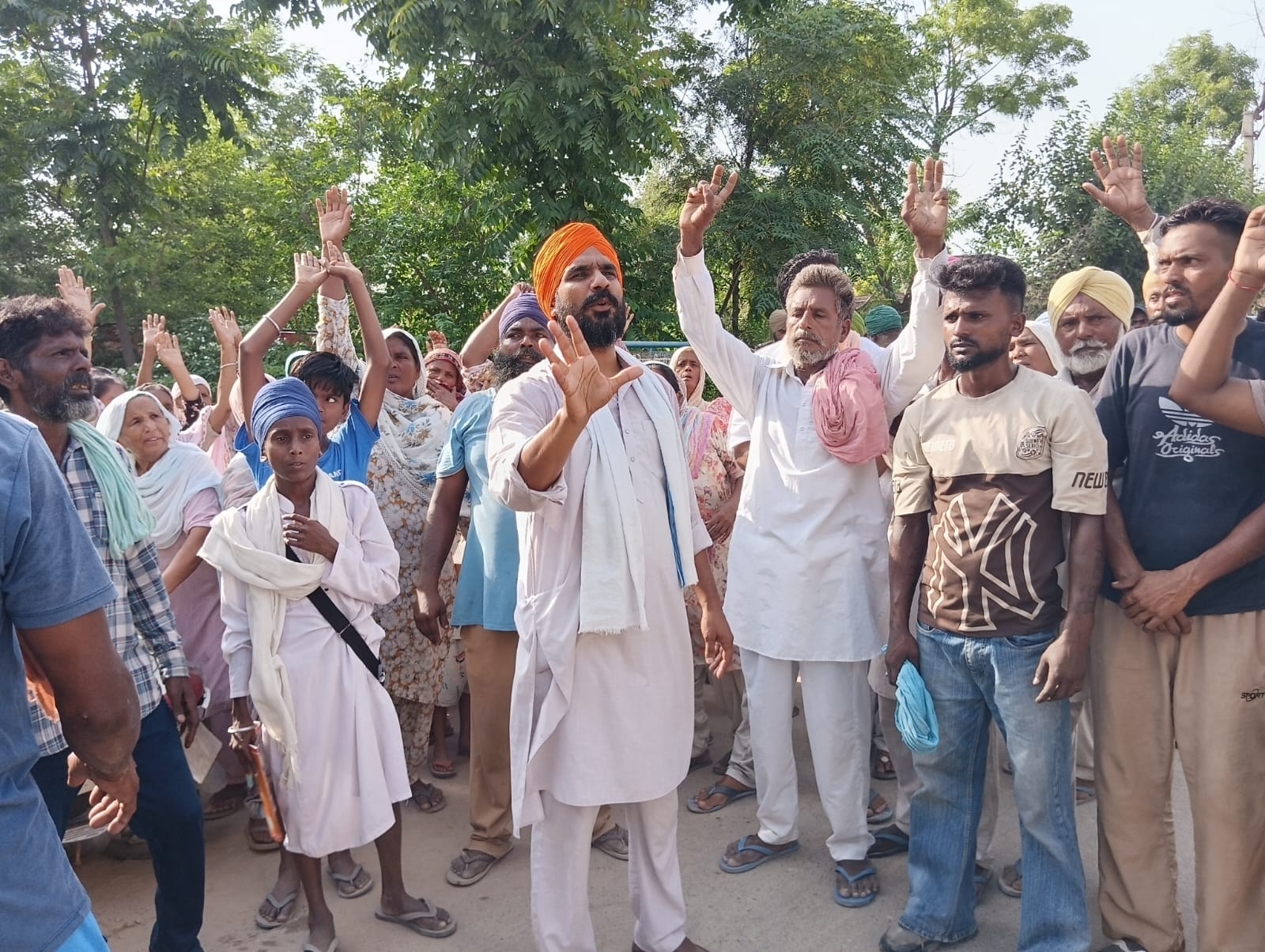 ਪਿੰਡ ਰਾਏਸਰ ਪੰਜਾਬ (ਬਰਨਾਲਾ) 'ਚ ਪਾਣੀ ਵਾਲੀ ਟੈਂਕੀ ਉੱਪਰ ਮਜ਼ਦੂਰਾਂ ਦਾ ਧਰਨਾ ਅੱਜ ਦੂਸਰੇ ਦਿਨ ਵੀ ਜਾਰੀ ਰਿਹਾ