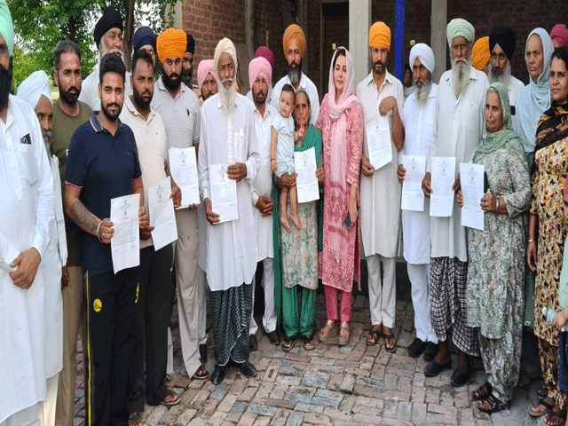 ਸਰਹੱਦੀ ਪਿੰਡ ਮੱਖਣਪੁਰਾ ਵਿਖੇ ਲਾਲ ਲਕੀਰ ਅੰਦਰ ਰਹਿੰਦੇ ਪਰਿਵਾਰਾਂ ਨੂੰ ਜ਼ਮੀਨ ਦੇ ਮਾਲਕੀ ਹੱਕ ਦਿੱਤੇ