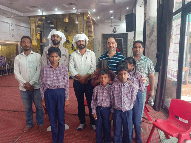 ਘਰੋਂ ਸਕੂਲ ਲਈ ਨਿਕਲੇ ਛੇ ਬੱਚੇ ਮੰਦਰ ਪਹੁੰਚੇ, ਸਮਾਜ ਸੇਵੀ ਵਿੱਕੀ ਆਵਲਾ ਦੀ ਸੂਝਬੂਝ ਨਾਲ ਸੁਰੱਖਿਅਤ ਸਕੂਲ ਭੇਜੇ ਗਏ