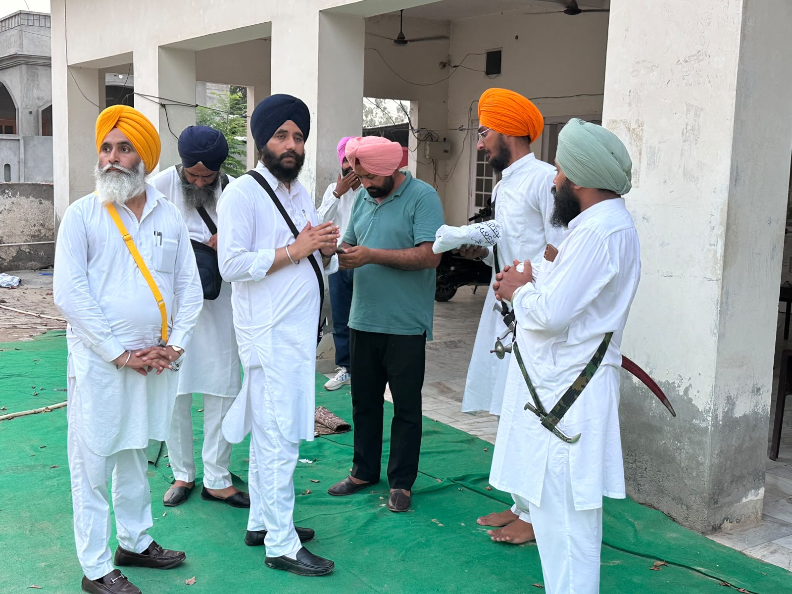 ਸ੍ਰੀ ਮੁਕਤਸਰ ਸਾਹਿਬ ਦੇ ਪਿੰਡ ਸੱਕਾਂਵਾਲੀ ਵਿਖੇ ਗੁਟਕਾ ਸਾਹਿਬ ਦੀ ਬੇਅਦਬੀ, ਅੰਗ ਗਲੀ ਵਿਚ ਖਿਲਰੇ ਮਿਲੇ