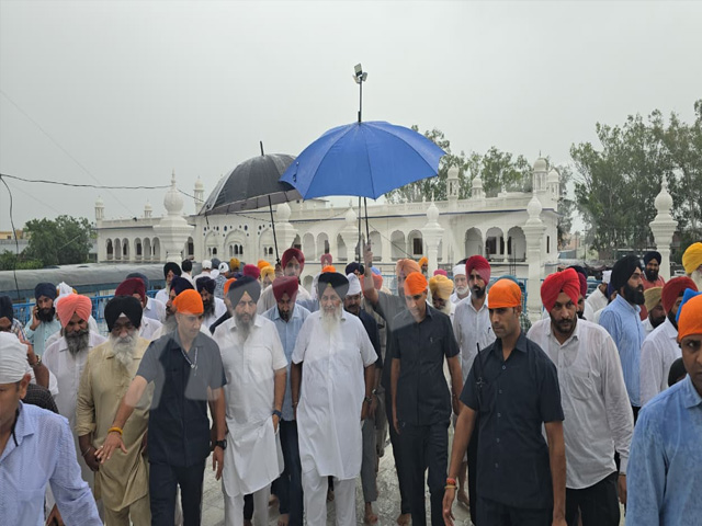 ਘੋਨੇਵਾਲਾ ਧੁੱਸੀ ਬੰਨ੍ਹ ਦਾ ਜਾਇਜ਼ਾ ਲੈਣ ਤੋਂ ਪਹਿਲਾਂ ਸੁਖਬੀਰ ਸਿੰਘ ਬਾਦਲ ਗੁਰਦੁਆਰਾ ਸਮਾਧ ਬਾਬਾ ਬੁੱਢਾ ਸਾਹਿਬ ਜੀ ਵਿਖੇ ਹੋਏ ਨਤਮਸਤਕ