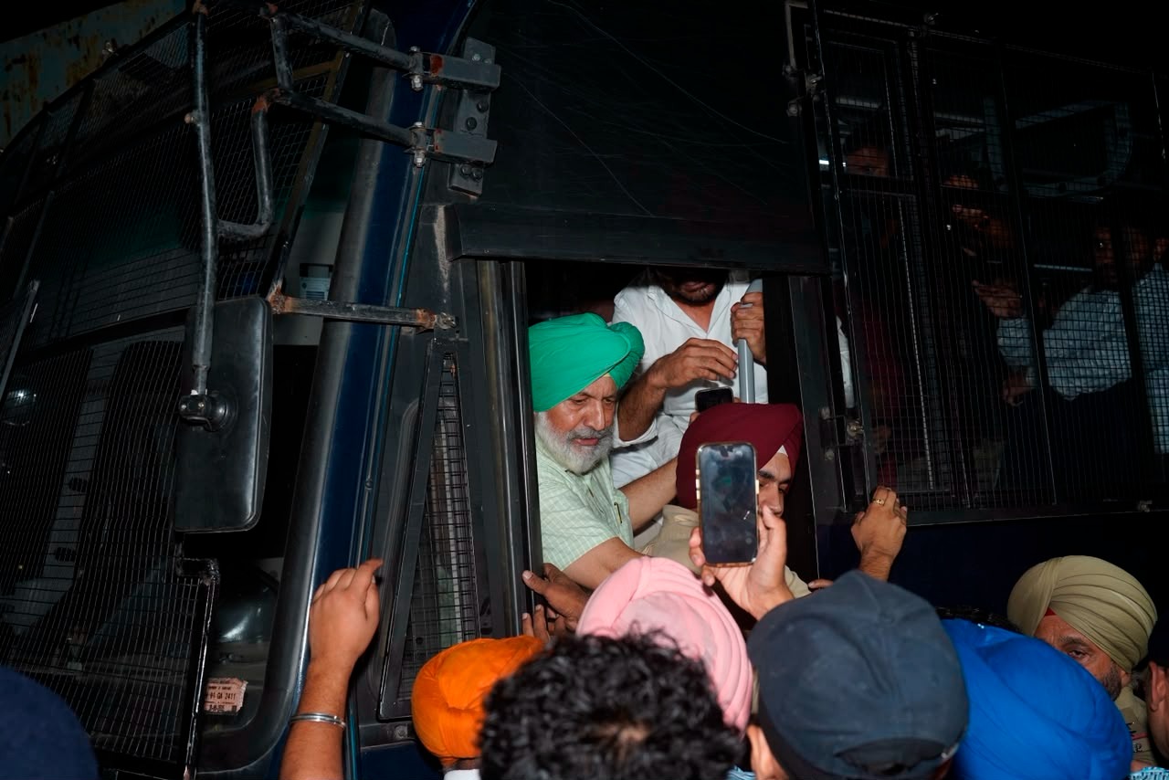 ਰਾਣਾ ਕੇ.ਪੀ. ਸਿੰਘ ਅਤੇ ਬਲਬੀਰ ਸਿੰਘ ਸਿੱਧੂ ਨੇ ਪੰਜਾਬ ਰਾਜ ਭਵਨ ਦੇ ਬਾਹਰ ਕੀਤਾ ਵਿਰੋਧ ਪ੍ਰਦਰਸ਼ਨ 