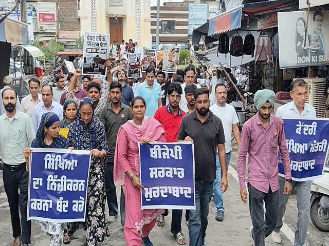 ਫਾਜ਼ਿਲਕਾ ਵਿਚ ਨੀਟ ਪੇਪਰ ਲੀਕ ਮਾਮਲੇ ਨੂੰ ਲੈ ਕੇ ਵਿਦਿਆਰਥੀਆਂ ਵਲੋਂ ਰੋਸ ਪ੍ਰਦਰਸ਼ਨ