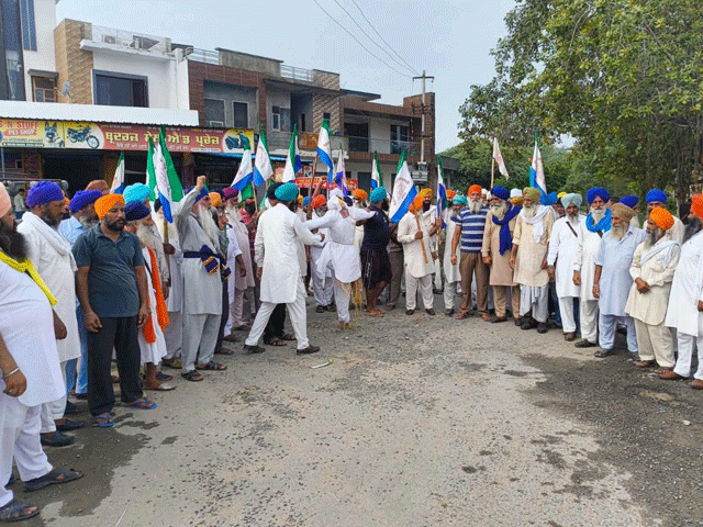 ਕਿਸਾਨ ਜਥੇਬੰਦੀ ਨੇ ਪੰਜਾਬ ਸਰਕਾਰ ਦਾ ਪੁਤਲਾ ਫੂਕ ਕੇ ਕੀਤੀ ਨਾਅਰੇਬਾਜ਼ੀ