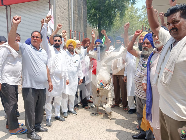 ਕਿਸਾਨ ਮਜ਼ਦੂਰ ਸੰਘਰਸ਼ ਕਮੇਟੀ ਨੇ ਕੀਤਾ ਪੁਤਲਾ ਫੂਕ ਪ੍ਰਦਰਸ਼ਨ