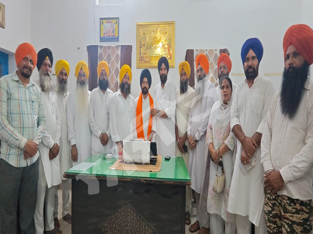 ਯੂਥ ਅਕਾਲੀ ਦਲ ਦੇ ਪ੍ਰਧਾਨ ਪੁਸ਼ਪਿੰਦਰ ਸਿੰਘ ਲਖਮੀਰਵਾਲਾ ਦਾ ਲੌਂਗੋਵਾਲ ਪੁੱਜਣ 'ਤੇ ਸਨਮਾਨ