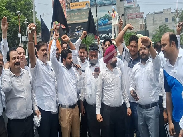 ਐੱਲ.ਏ.ਡੀ.ਸੀ ਨੀਤੀ ਦੇ ਵਿਰੋਧ ਚ ਫ਼ਿਰੋਜ਼ਪੁਰ ਦੇ ਵਕੀਲਾਂ ਨੇ ਸ਼ਹਿਰ ਤੇ ਛਾਉਣੀ ਵਿਚ ਕੱਢਿਆ ਰੋਸ ਮਾਰਚ 