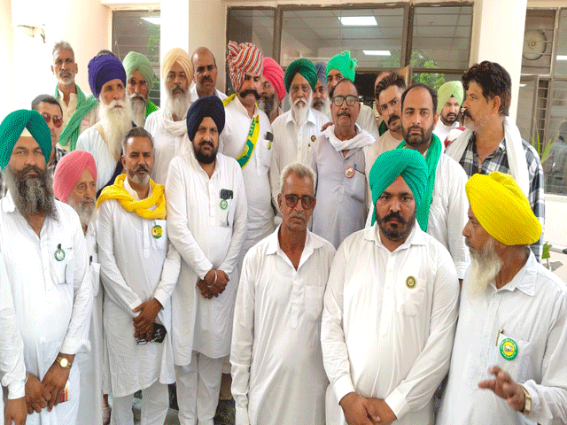 ਫ਼ਾਜ਼ਿਲਕਾ- ਕਿਸਾਨ ਆਗੂਆਂ ਖ਼ਿਲਾਫ਼ ਦਰਜ ਮਾਮਲਾ ਰੱਦ ਕਰਵਾਉਣ ਲਈ ਕਿਸਾਨਾਂ ਨੇ ਘੇਰਿਆ ਡੀ.ਸੀ. ਦਫ਼ਤਰ