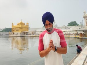 ਪੰਜਾਬੀ ਗਾਇਕ ਰਣਜੀਤ ਬਾਵਾ ਸ੍ਰੀ ਦਰਬਾਰ ਸਾਹਿਬ ਵਿਖੇ ਨਤਮਸਤਕ