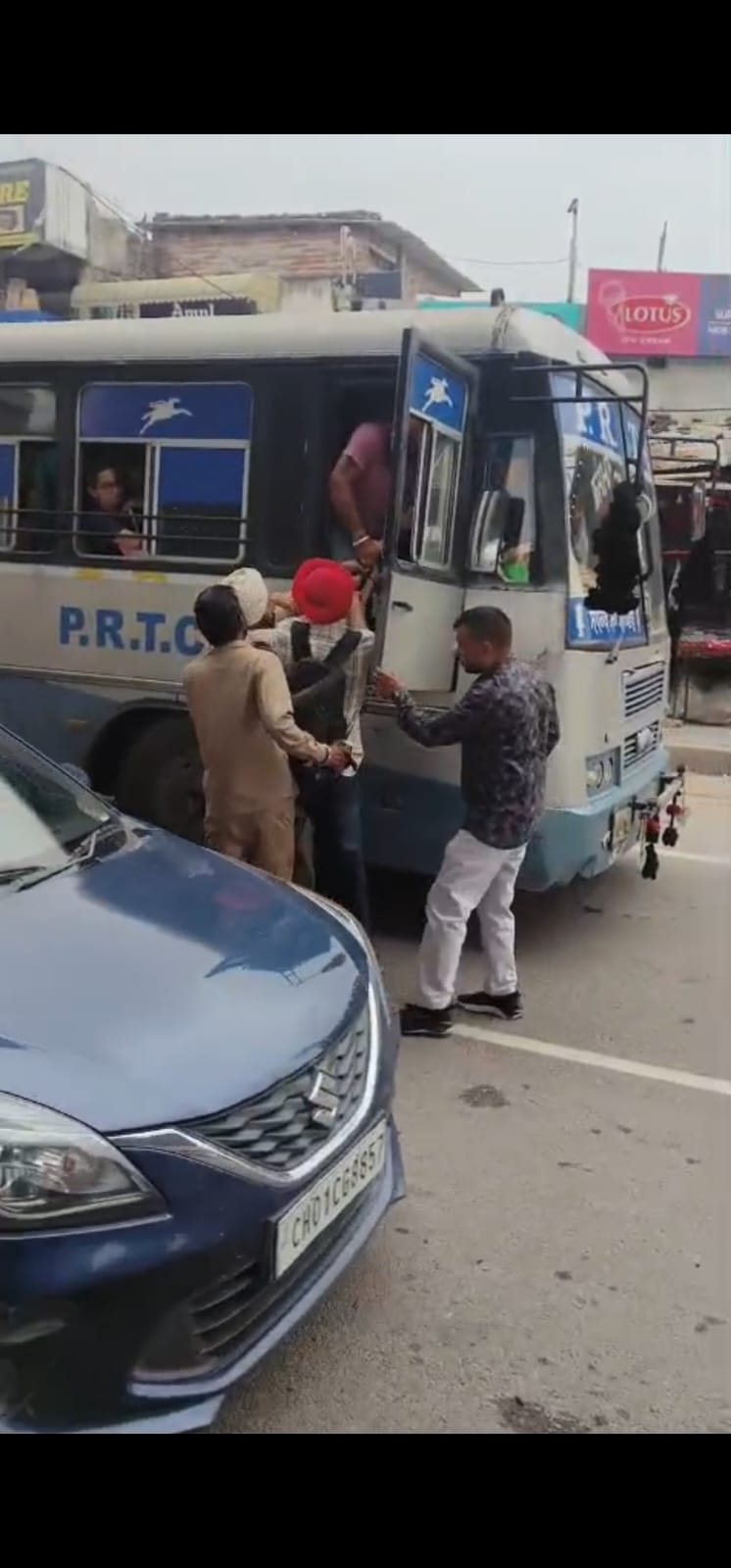 ਪਟਿਆਲਾ ਚੌਕ ’ਤੇ ਪੀ.ਆਰ.ਟੀ.ਸੀ. ਬੱਸ ਤੇ ਕਾਰ ਦੀ ਟੱਕਰ, ਚਾਲਕਾਂ ਵਿਚਾਲੇ ਵਿਵਾਦ
