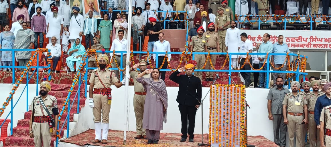 ਗੁਰਦਾਸਪੁਰ ਵਿਖੇ ਕੈਬਨਿਟ ਮੰਤਰੀ ਡਾ: ਬਲਜੀਤ ਕੌਰ ਨੇ ਲਹਿਰਾਇਆ ਕੌਮੀ ਤਿਰੰਗਾ