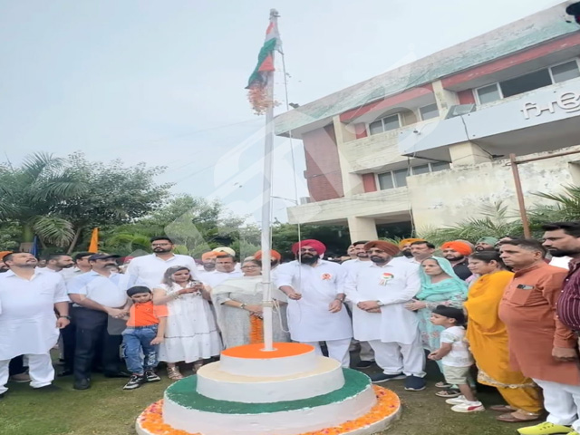 ਵਿਧਾਇਕ ਕੁਲਜੀਤ ਸਿੰਘ ਰੰਧਾਵਾ ਦੀ ਹਾਜ਼ਰੀ 'ਚ ਪ੍ਰਧਾਨ ਗੁਰਪ੍ਰੀਤ ਸਿੰਘ ਵਿਰਕ ਨੇ ਲਹਿਰਾਇਆ ਤਿਰੰਗਾ