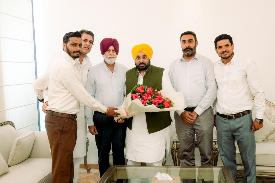 ਮਨਪ੍ਰੀਤ ਸਿੰਘ (ਗੋਨੀ) ਇੰਡੀਅਨ ਕ੍ਰਿਕਟਰ ਅਤੇ ਕੁਨਾਰ (ਅੰਤਰਰਾਸ਼ਟਰੀ ਗੋਲਡ ਮੈਡਲ ਲਿਸਟ) ਆਮ ਆਦਮੀ ਪਾਰਟੀ ’ਚ ਸ਼ਾਮਿਲ