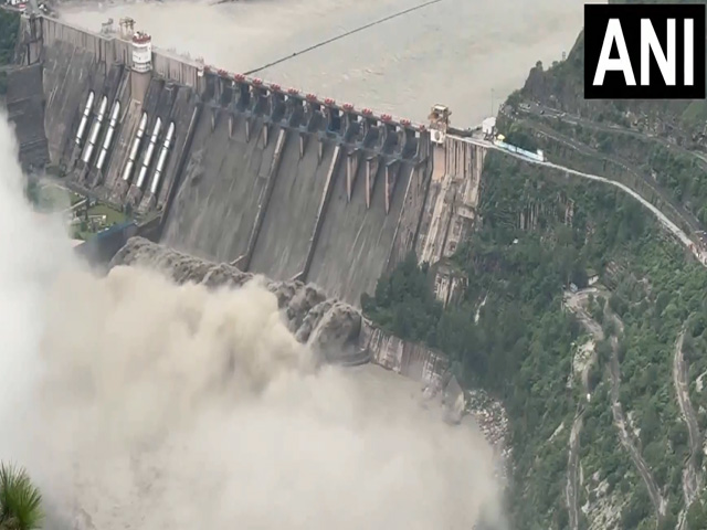ਜੰਮੂ-ਕਸ਼ਮੀਰ : ਸਲਾਲ ਡੈਮ ਵਿਚ ਪਾਣੀ ਦਾ ਵਹਾਅ  ਵਧਣ ਕਾਰਨ ਖੋਲ੍ਹ ਦਿੱਤੇ ਗਏ ਸਪਿਲਵੇਅ ਗੇਟ