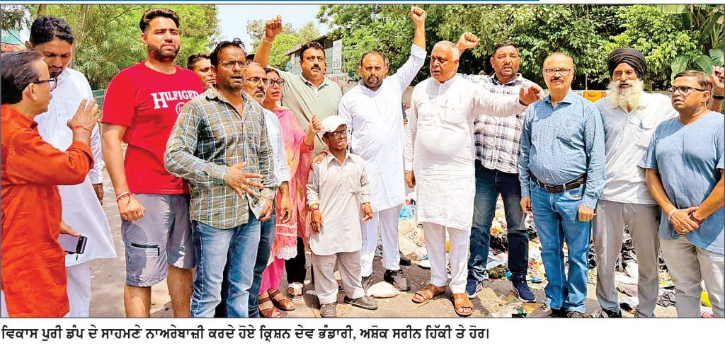 ਸੜਕਾਂ , ਗਲੀਆਂ , ਮੁਹੱਲਿਆਂ ਵਿਚ ਕੂੜੇ ਦੇ ਲੱਗੇ ਢੇਰ - ਕਈ ਸੜਕਾਂ ਵੀ ਬੰਦ 2000 ਮੀਟਰਿਕ ਟਨ ਤੋਂ ਜ਼ਿਆਦਾ ਕੂੜਾ ਹੋਇਆ ਹੈ ਇਕੱਠਾ-ਲੰਬੀ ਹੋ ਸਕਦੀ ਹੈ ਹੜਤਾਲ