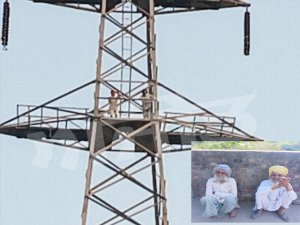 ਹਾਈ ਵੋਲਟੇਜ ਵਾਲੇ ਬਿਜਲੀ ਦੇ ਖੰਭੇ ’ਤੇ ਚੜ੍ਹੇ ਦੋ ਬਜ਼ੁਰਗ