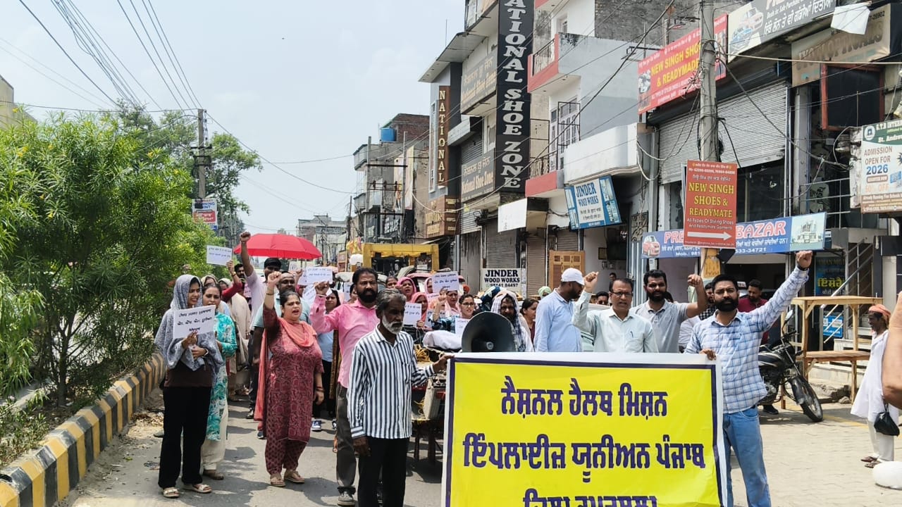 ਐਨ.ਐੱਚ.ਐਮ. ਕਰਮਚਾਰੀਆਂ ਨੇ ਕੀਤਾ ਰੋਸ ਵਿਖਾਵਾ