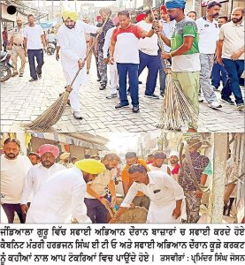 ਈ. ਟੀ. ਓ. ਨੇ ਸਫਾਈ ਅਭਿਆਨ ’ਚ ਹਿੱਸਾ ਲੈ ਕੇ ਆਪ ਕੀਤੀ ਬਾਜ਼ਾਰਾਂ ਦੀ ਸਫਾਈ
ਕਿਹਾ, ਸ਼ਹਿਰ ਨੂੰ ਸਾਫ ਸੁਥਰਾ ਰੱਖਣਾ ਸਾਡਾ ਸਾਰਿਆਂ ਦਾ ਫਰਜ਼