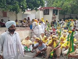 ਮੁੱਖ ਮੰਤਰੀ ਦੀ ਆਮਦ ਤੋਂ ਪਹਿਲਾਂ ਕਿਸਾਨਾਂ ਵਲੋਂ ਬਠਿੰਡਾ ਦੇ ਡੀ.ਸੀ. ਤੇ ਐਸ.ਐਸ.ਪੀ. ਦੀ ਕੋਠੀ ਦਾ ਘਿਰਾਓ