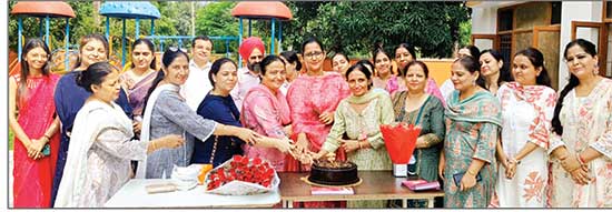 ‘ਮੀਆ ਬਾਏ ਤਨਿਸ਼ਕ’ ਨੇ ਚੰਡੀਗੜ੍ਹ ਵਿੱਚ ਅਧਿਆਪਕਾਂ ਨਾਲ ਮਿਲ ਕੇ ‘ਅਧਿਆਪਕ ਦਿਵਸ’ ਮਨਾਇਆ
