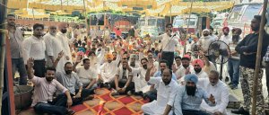 ਕਾਂਗਰਸੀ ਆਗੂ ਗੁਰਦੀਪ ਸਿਰਸਾ ਤੇ ਉਸ ਦੇ ਸਾਥੀਆਂ ਖ਼ਿਲਾਫ਼ ਮਾਮਲਾ ਦਰਜ ਕਰਨ ਦੇ ਵਿਰੋਧ ’ਚ ਸਾਬਕਾ ਵਿਧਾਇਕ  ਅਜਨਾਲਾ ਦੀ ਅਗਵਾਈ 'ਚ ਥਾਣਾ ਅਜਨਾਲਾ ਮੂਹਰੇ ਧਰਨਾ