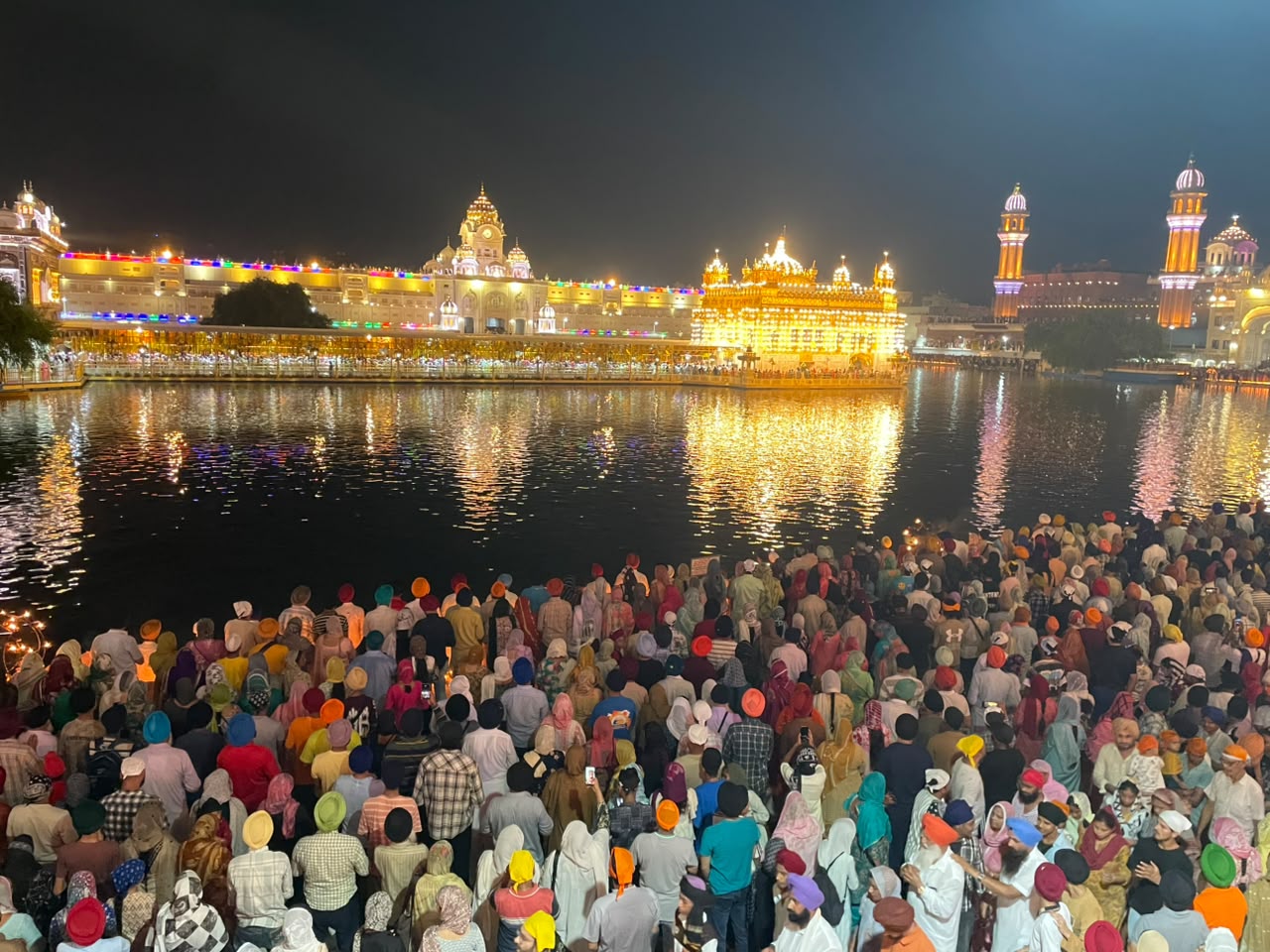 ਸ੍ਰੀ ਹਰਿਮੰਦਰ ਸਾਹਿਬ ਵਿਖੇ ਦੇਸੀ ਘਿਉ ਦੇ ਦੀਵਿਆਂ ਨਾਲ ਦੀਪਮਾਲਾ