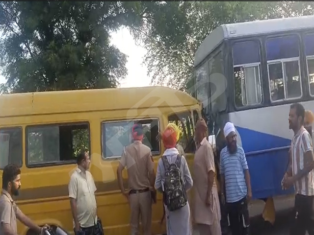 ਪੀ.ਆਰ.ਟੀ.ਸੀ. ਬੱਸ ਅਤੇ ਸਕੂਲ ਵੈਨ ਦੀ ਟੱਕਰ ਚ ਇਕ ਦਰਜਨ ਬੱਚੇ ਜ਼ਖਮੀ
