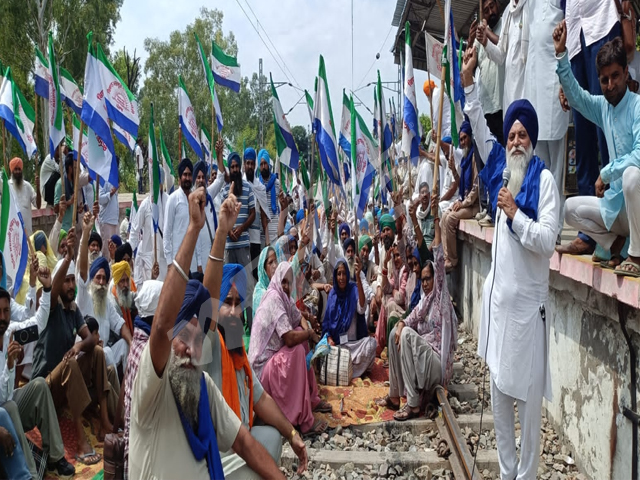 ਮੱਲਾਂਵਾਲਾ ਰੇਲਵੇ ਟਰੈਕ ਕਿਸਾਨਾਂ ਕੀਤਾ ਜਾਮ,ਅਣਮਿੱਥੇ ਸਮੇਂ ਲਈ ਧਰਨਾ ਸ਼ੁਰੂ