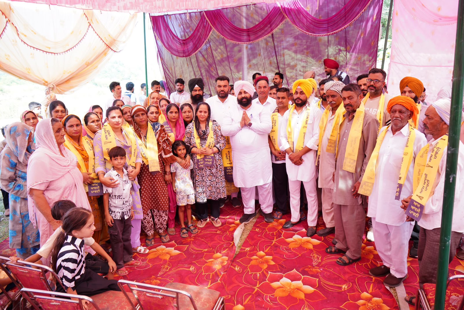 ਹਲਕਾ ਸ੍ਰੀ ਅਨੰਦਪੁਰ ਸਾਹਿਬ ਦੇ ਕਾਂਗਰਸੀ ਸਰਪੰਚ ਸਮੇਤ ਦਰਜਨਾਂ ਪਰਿਵਾਰ ਆਮ ਆਦਮੀ ਪਾਰਟੀ ਵਿਚ ਸ਼ਾਮਿਲ
