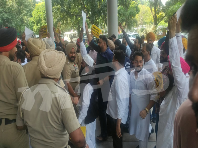 ਪੰਜਾਬ ਪੁਲਿਸ ਦਾ ਘੇਰਾ ਤੋੜ ਗਮਾਡਾ ਦਫ਼ਤਰ ਅੰਦਰ ਦਾਖ਼ਲ ਹੋਏ ‘ਆਪ’ ਵਰਕਰ