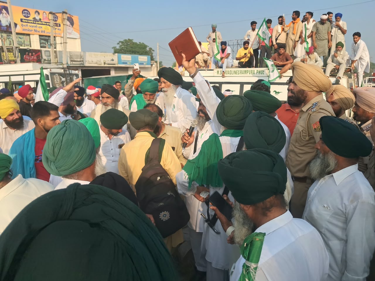 ਮੌੜ ਮੰਡੀ ਵਿਖੇ ਕਿਸਾਨ ਮਹਾਂ ਪੰਚਾਇਤ ਤੋਂ ਬਾਅਦ ਮੌੜ ਚੌਂਕ ਜਾਮ