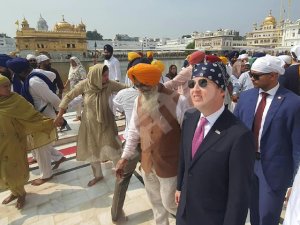 ਵਫ਼ਦ ਸਮੇਤ ਸ੍ਰੀ ਹਰਿਮੰਦਰ ਸਾਹਿਬ ਵਿਖੇ ਨਤਮਸਤਕ ਹੋਣ ਪੁੱਜੇ ਭਾਰਤ ਚ ਅਮਰੀਕੀ ਸਫੀਰ ਸਰਜੀਓ ਗੋਰ