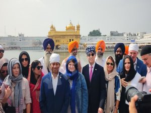 ਵਫ਼ਦ ਸਮੇਤ ਸ੍ਰੀ ਹਰਿਮੰਦਰ ਸਾਹਿਬ ਵਿਖੇ ਨਤਮਸਤਕ ਹੋਣ ਪੁੱਜੇ ਭਾਰਤ ਚ ਅਮਰੀਕੀ ਸਫੀਰ ਸਰਜੀਓ ਗੋਰ