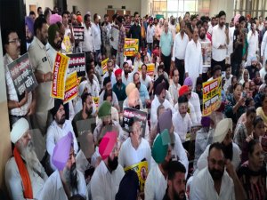 ਕਾਂਗਰਸੀ ਕੌਂਸਲਰਾਂ ਵਲੋਂ ਨਿਗਮ ਦਫ਼ਤਰ ਦੇ ਬਾਹਰ ਧਰਨਾ