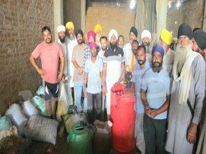 ਅਜਨਾਲਾ ’ਚ ਕਿਸਾਨਾਂ ਦੇ ਟਰਾਂਸਫਾਰਮਰਾਂ ਵਿੱਚੋਂ ਤੇਲ ਚੋਰੀ ਦੇ ਮਾਮਲੇ ਨੇ ਮਚਾਇਆ ਹੜਕੰਪ, ਕਿਸਾਨਾਂ ਨੇ ਵਿਅਕਤੀ ਨੂੰ ਕਾਬੂ ਕਰ ਪੁਲਿਸ ਹਵਾਲੇ ਕੀਤਾ