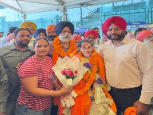 ਏਸ਼ਿਆਈ ਖੇਡਾਂ ਦੀ ਸੋਨ ਤਗਮਾ ਜੇਤੂ ਬਲਜੀਤ ਕੌਰ ਦਾ ਰਾਜਾਸਾਂਸੀ ਹਵਾਈ ਅੱਡੇ ’ਤੇ ਨਿੱਘਾ ਸਵਾਗਤ