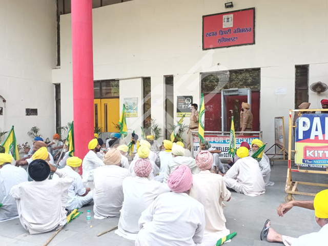 ਭਾਰਤੀ ਕਿਸਾਨ ਯੂਨੀਅਨ ਏਕਤਾ ਉਗਰਾਹਾਂ ਵਲੋਂ ਮੁੜ ਕੀਤਾ ਗਿਆ ਡੀ.ਸੀ. ਦਫ਼ਤਰ ਦਾ ਘਿਰਾਓ