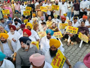 'ਆਪ' ਪੰਜਾਬ ਵਲੋਂ ਵੋਟ ਚੋਰੀ ਦੇ ਸਿਲਸਿਲੇ ਚ ਚੋਣ ਕਮਿਸ਼ਨ ਦੇ ਦਫਤਰ ਦੇ ਨੇੜੇ ਧਰਨਾ